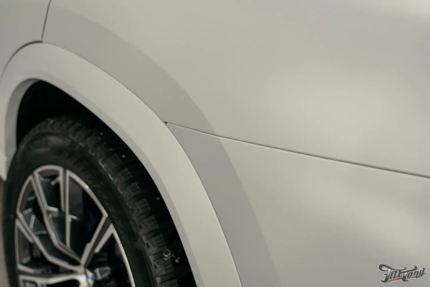 Оклеили BMW X6 матовым полиуретаном и покрыли керамическим составом, защитили глянец в салоне, почистили кожу и обработали ее керамикой